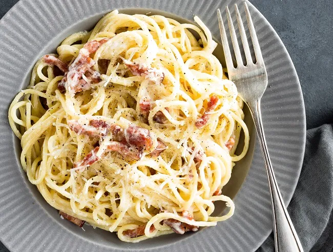 Espaguete à carbonara tem preparo rápido: saiba fazer em casa
