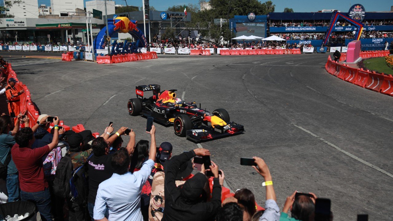 Piloto mexicano desfilou com o RB7, carro que a equipe austríaca usou na temporada 2011 Henry Romero/Reuters