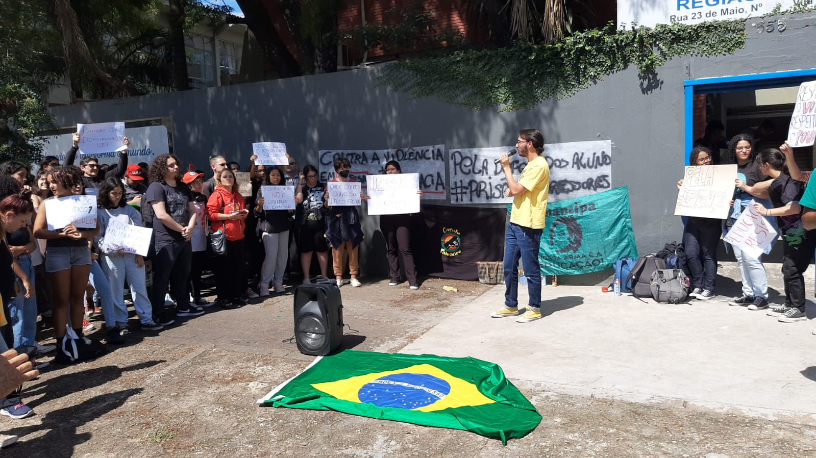 Manifestantes pedem a  prisão dos agressores dos adolescentes. Guilherme Celegato 