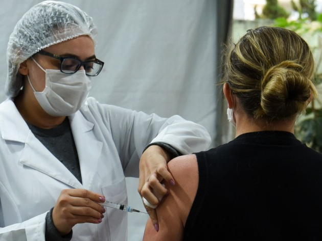 Vacinação avança no público mais jovem e aqueles com 26 anos podem se vacinar a partir desta quinta (05). Foto: Edson Hatakeyama/Secretaria Municipal de Saúde de SP