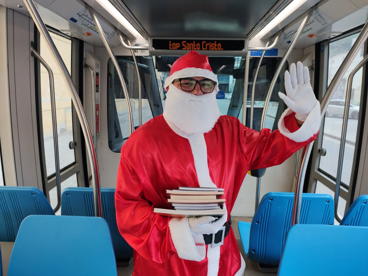 Papai Noel distribui livros no VLT Carioca nesta sexta  Reprodução/VLT Rio