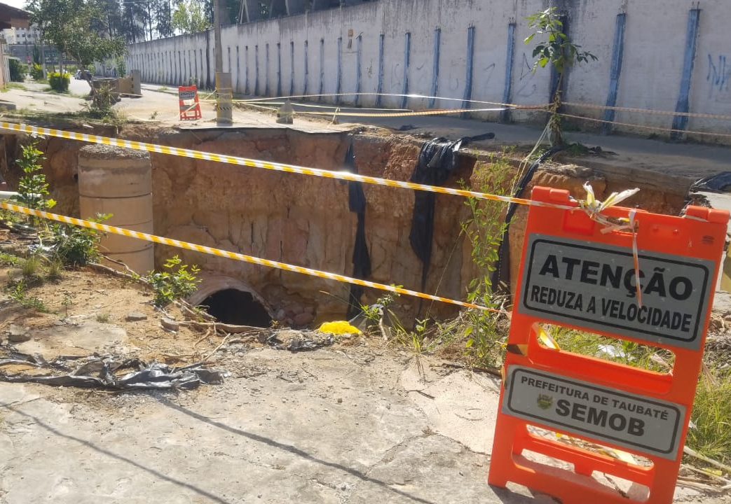 Começam as obras na cratera da rua Argentina, em Taubaté Rauston Naves/Vale Urgente