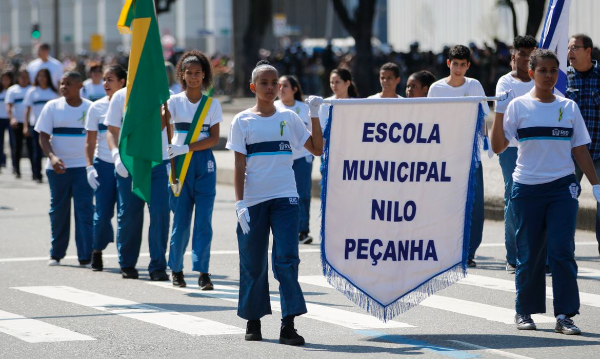 Medida vala tanto para escolas públicas quanto particulares Fernando Frazão/Agência Brasil