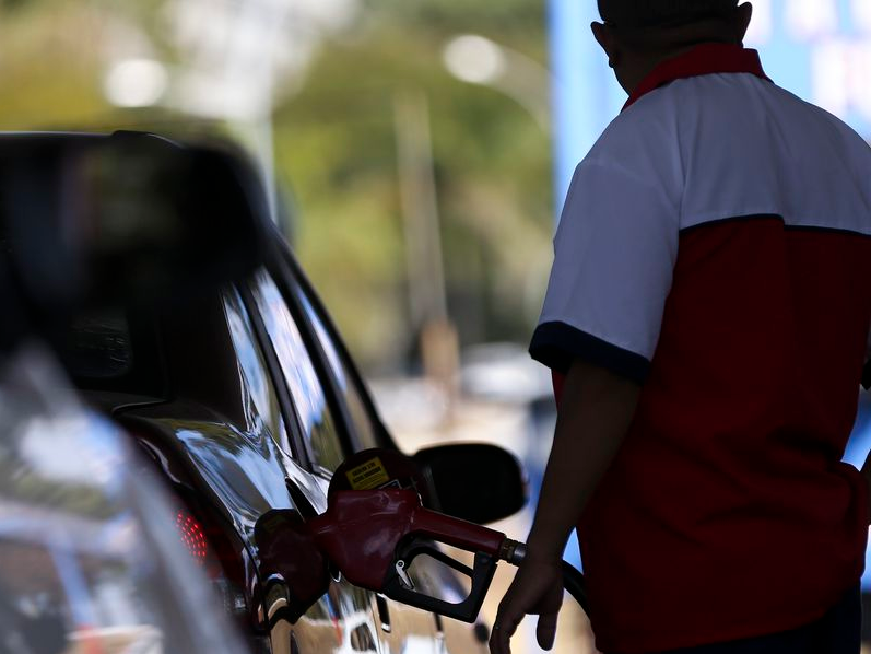 Motoristas fazem filas em postos de combustíveis no estado de São Paulo
