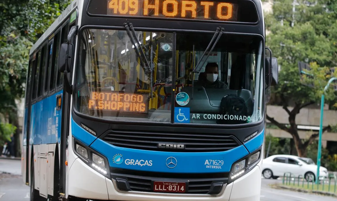Transporte público na cidade do Rio sofre críticas de usuários