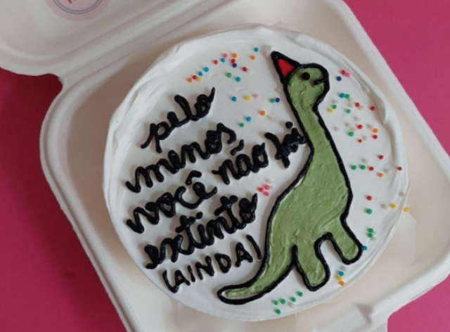 BOLO TENDÊNCIA 2023, BENTÔ CAKE COM FRASES E MEMES