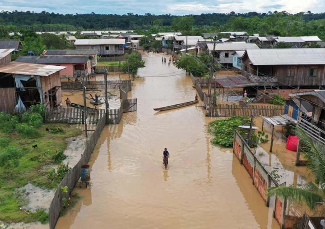 Nível do Rio Negro sobe e assusta moradores do interior do Amazonas