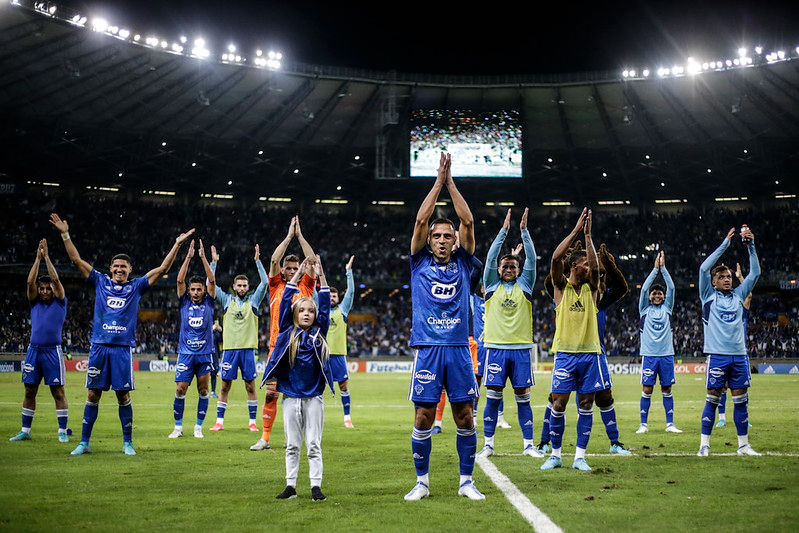 Elenco do Cruzeiro comemora com os torcedores após vitória contra o Sport Staff Images/ Cruzeiro