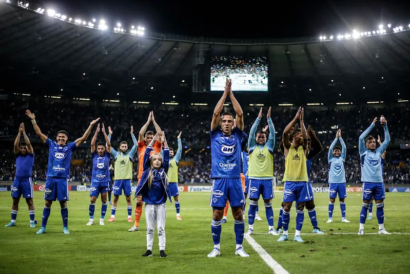 Elenco do Cruzeiro comemora com os torcedores após vitória contra o Sport
