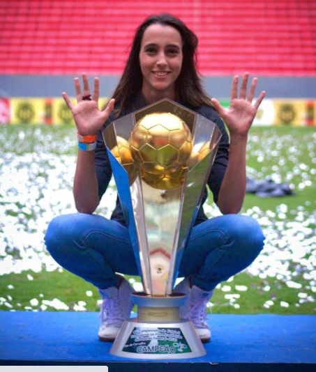 Luiza Estevão exibe a taça do Brasiliense de Campeão do Candangão Crédito: Instagram pessoal