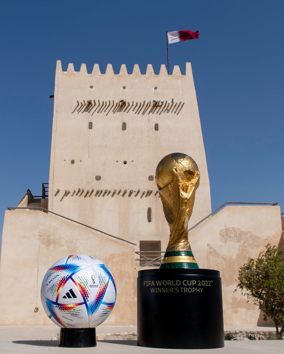 Bola oficial e taça da Copa do Mundo 2022 FIFA.com