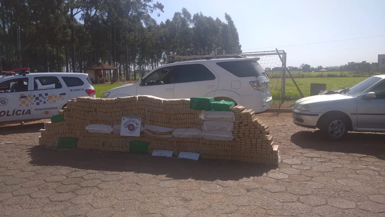 A droga estava escondida no carro dos suspeitos