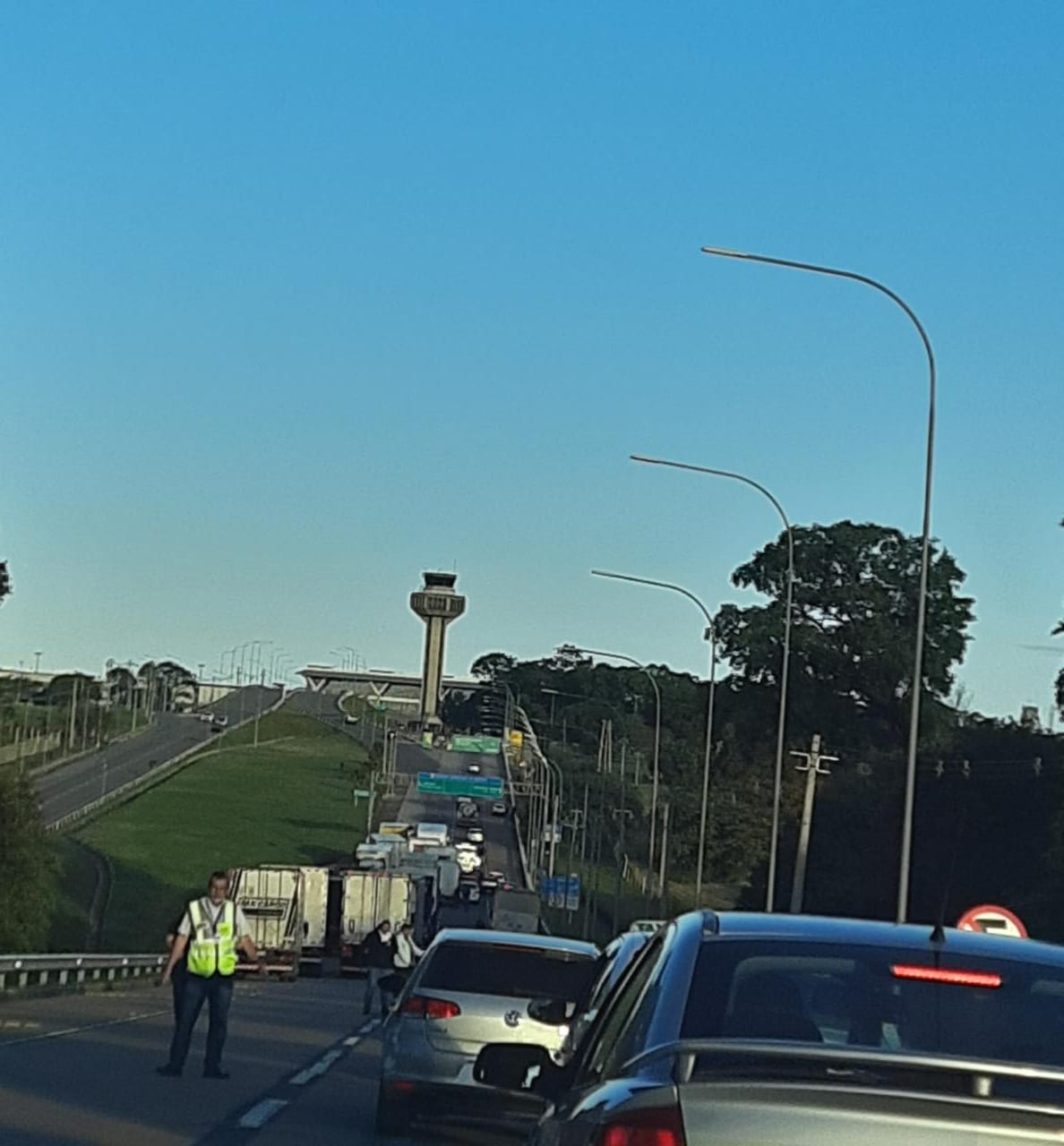 Caminhoneiros liberaram faixa de acesso para carros, mas bloqueiam passagem de veículos pe Foto: Reprodução