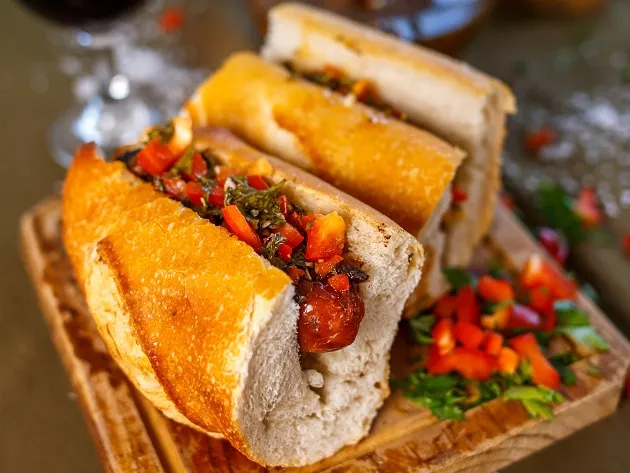Choripán: aprenda a fazer o sanduiche de linguiça temperada com chimichurri