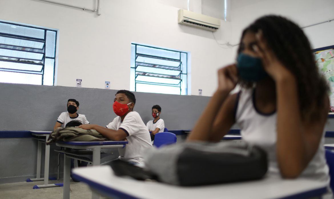 Prefeitura tem feito a busca ativa de estudantes não vacinados  Foto: Reuters 