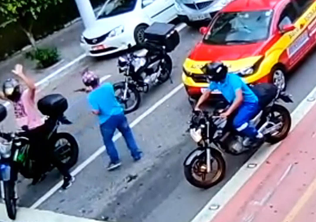 Vídeo: homens uniformizados roubam motociclista em SP