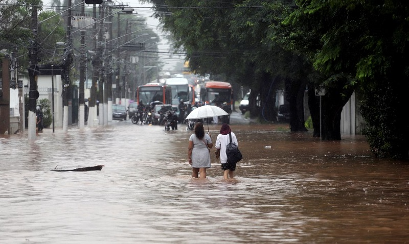 São Paulo entra em estado de atenção para alagamentos, diz CGE - 18/11/2020  - UOL Notícias