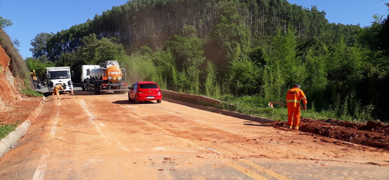 Quedas de barreira interditam rodovia em Piquete Divulgação/ PRF