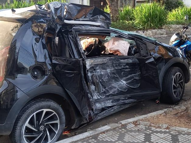 Carro bate em poste em Taubaté Arquivo pessoal