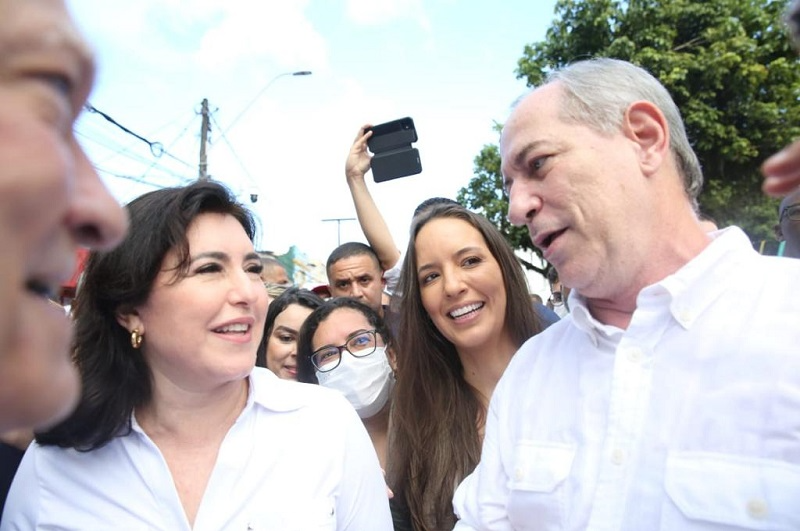 Ciro e Tebet se cumprimentam durante agenda de pré-campanha em Salvador
