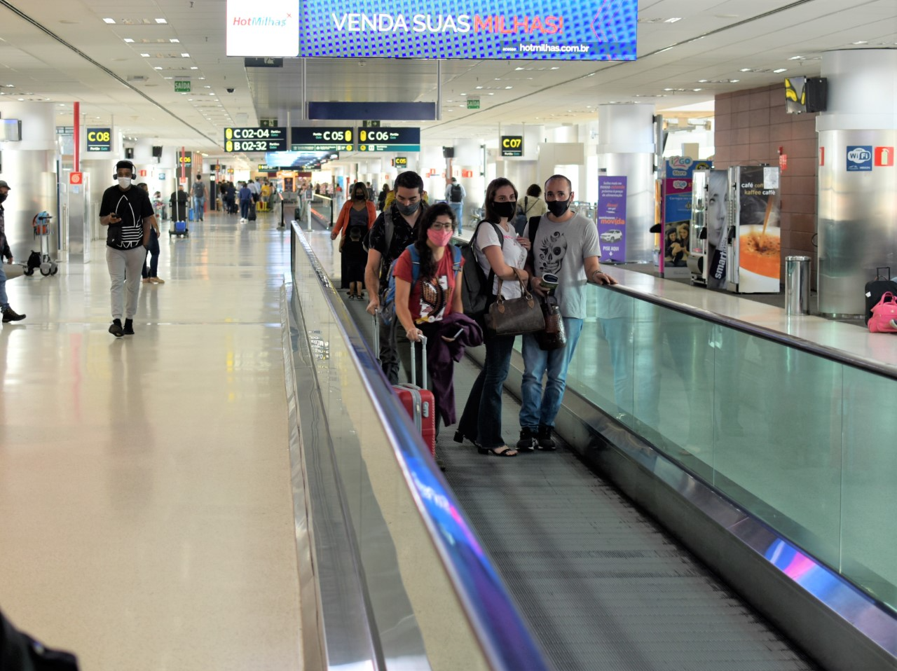 Passageiros em rampa do aeroporto  Divulgação 