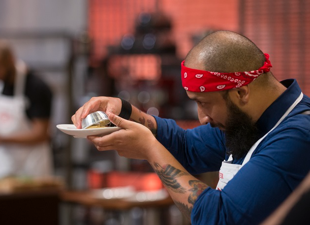 Participante se desespera por não conseguir desenformar pudim no MasterChef Carlos Reinis/Band