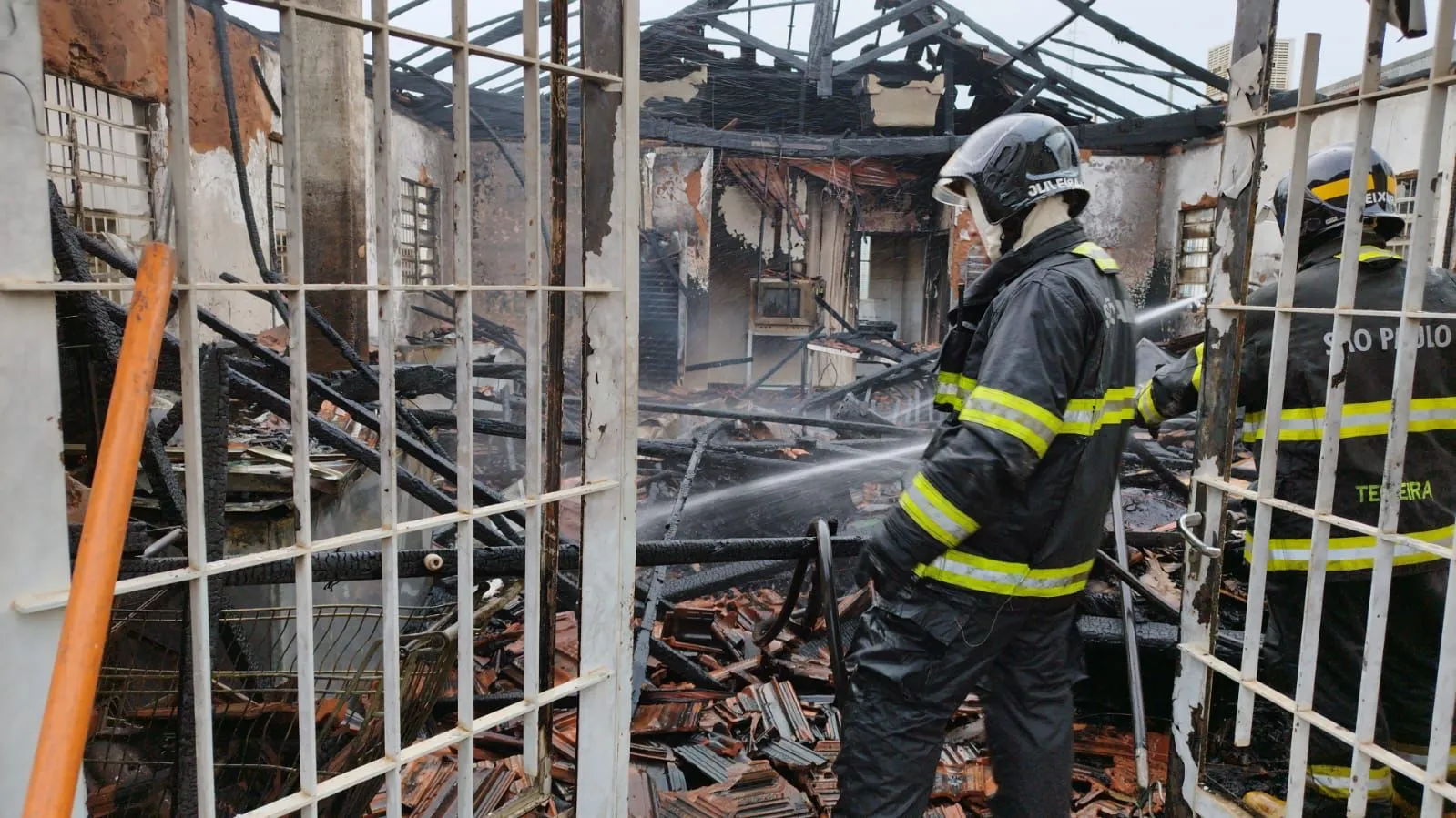 Os bombeiros tiveram trabalho no controle das chamas