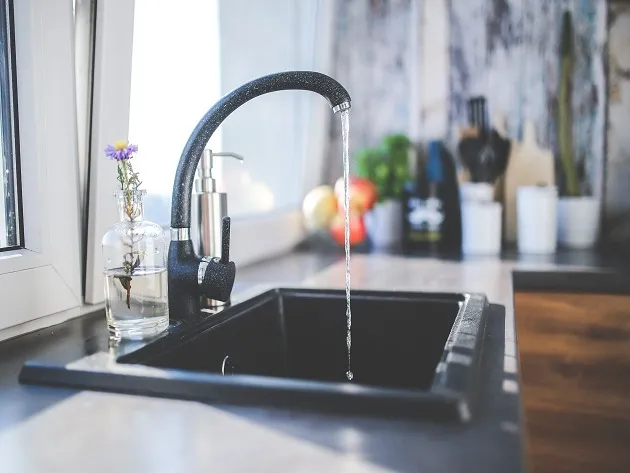 Entenda os riscos de usar água da torneira para cozinhar