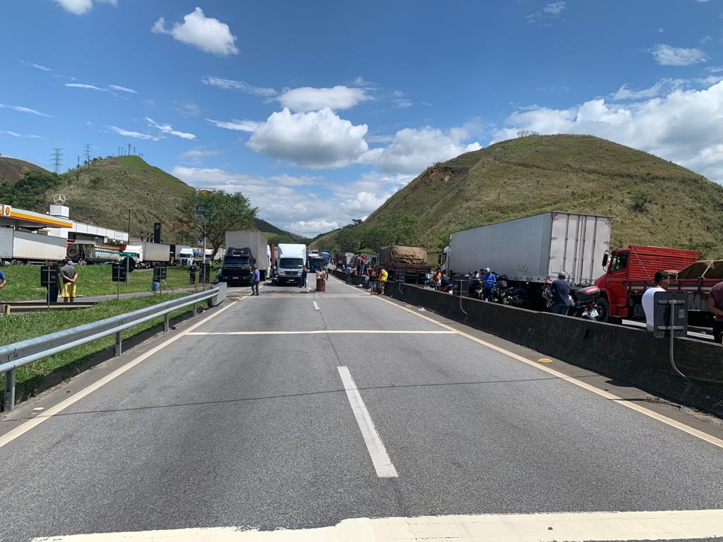 Rodovia Presidente Dutra, ligação entre SP-RJ, tinha pontos de bloqueio. Foto: PMERJ