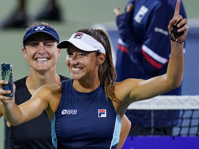 Luísa Stefani e Gabriela Dabrowski logo após a vitória em Montreal Foto: Divulgação/OBNmontreal