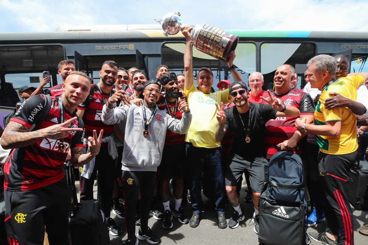 Bolsonaro levanta a taça da Libertadores ao lado de parte do elenco do Flamengo  Flávio Bolsonaro 