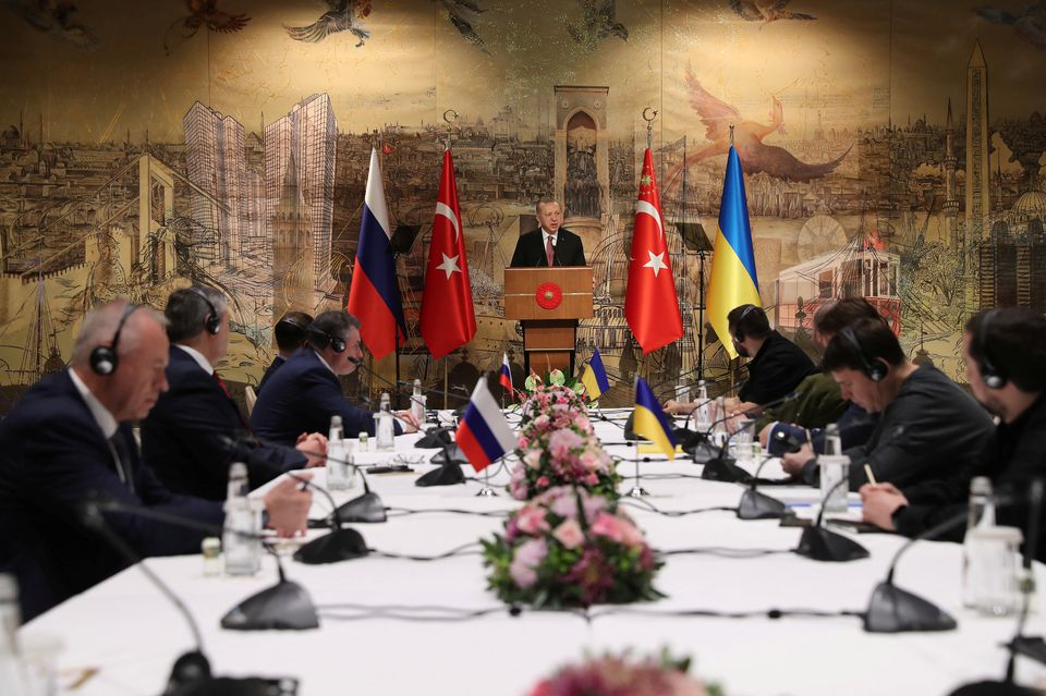 Representantes da Rússia e da Ucrânia se reuniram nesta terça-feira (29) na Turquia Foto: Reprodução//Presidential Press Office via Reuters