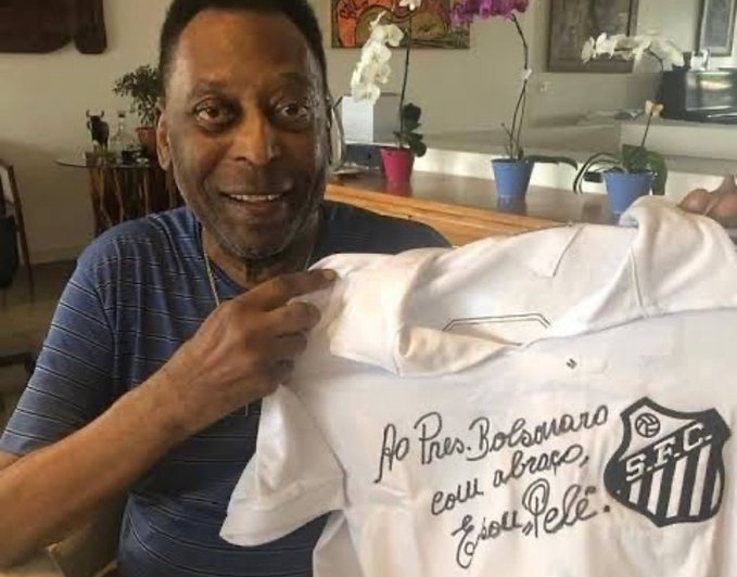 Bolsonaro postou foto de Pelé com a camisa do Santos Reprodução/Twitter/Jair Bolsonaro