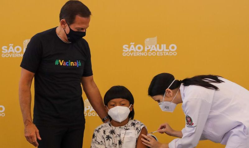 Indígena de 8 anos é 1º a receber vacina infantil contra Covid-19 no Brasil