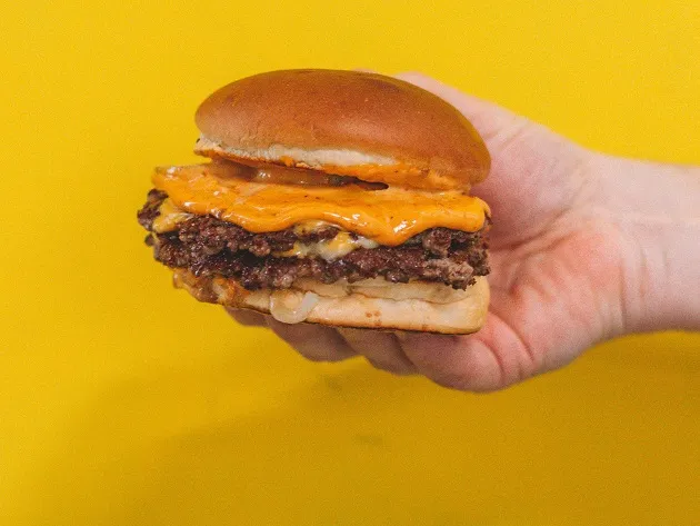 O formato do smash burger não precisa de aro para ser moldado e ficar perfeitinho