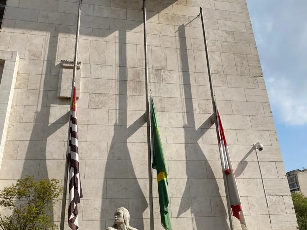 Prefeitura de São Paulo com bandeiras a meio-mastro