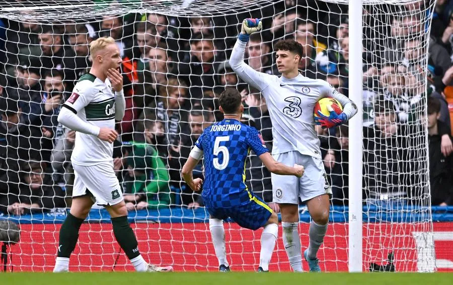 Kepa comemora defesa de pênalti contra o Plymouth, que garantiu a classificação do Chelsea