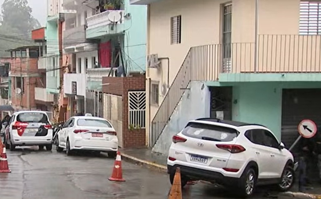 Carro dos suspeitos bateu e foi baleado, mas é blindado Foto: Reprodução