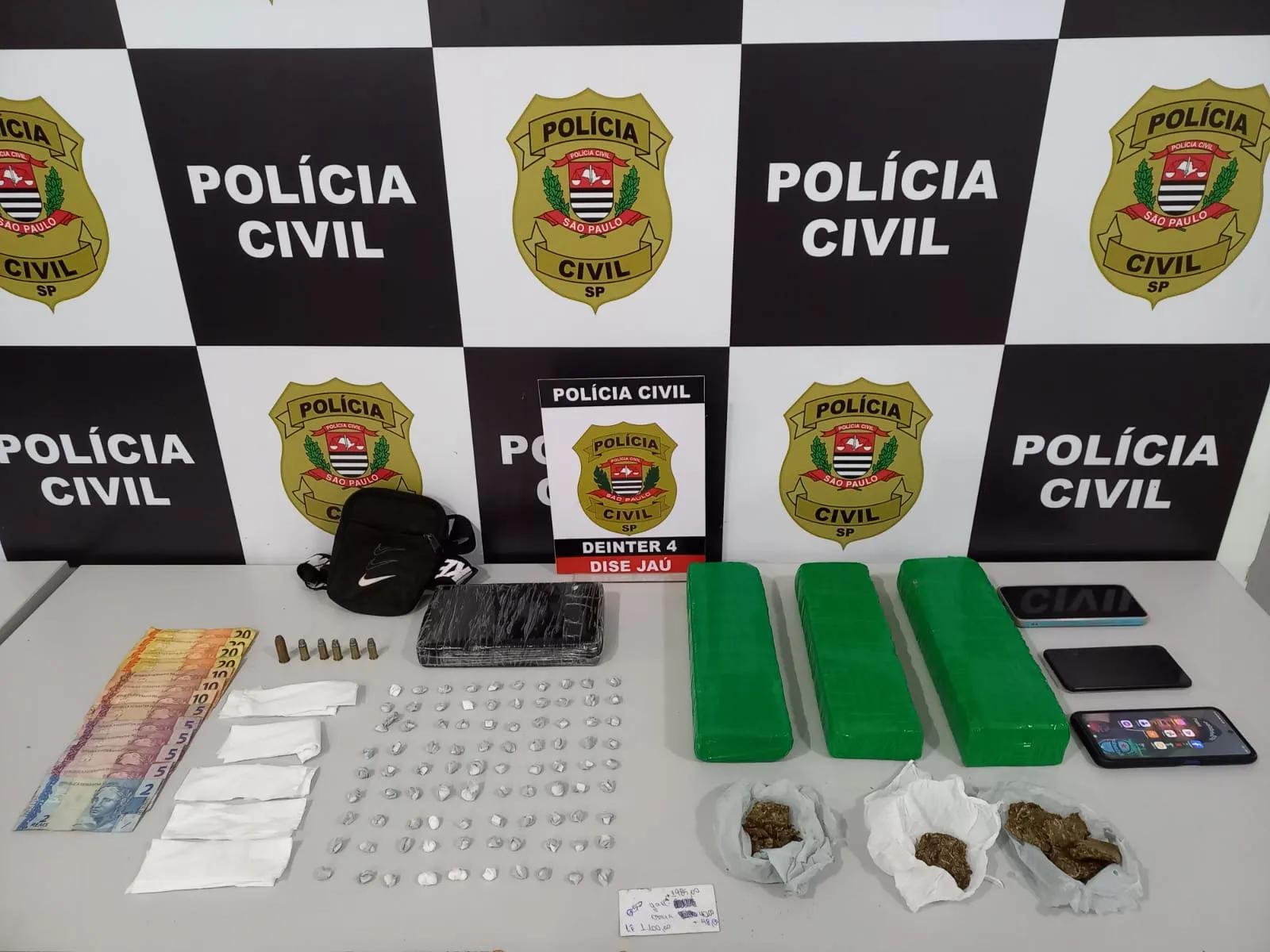 Foram apreendidos dinheiro, cocaína e maconha