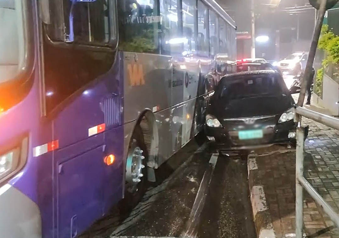 Ladrão bate carro roubado em poste e ônibus em Itapecerica da Serra (SP)