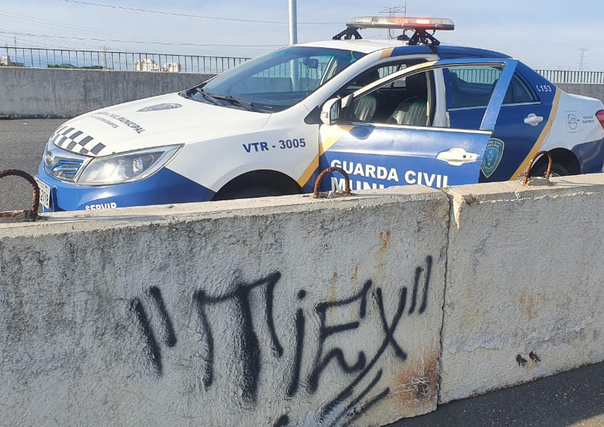 Jovens foram flagrados pichando o viaduto Romeu Tuma, em São José dos Campos Divulgação/GCM