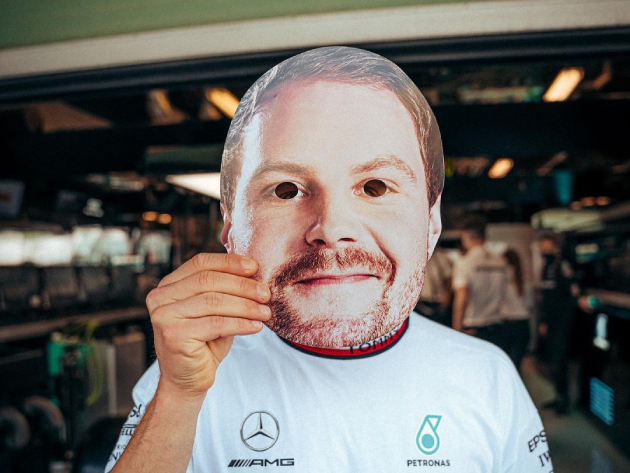 Macacão azul e foto com máscaras: Mercedes faz últimas homenagens para Bottas