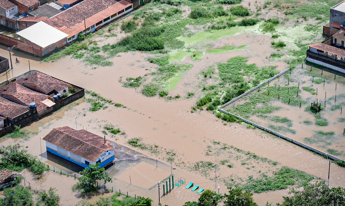 Chuvas em Alagoas deixam 40 mil desabrigados e um morto