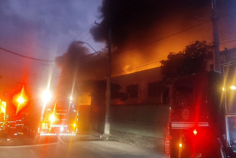 Incêndio de grandes proporções atinge galpão na Grande São Paulo