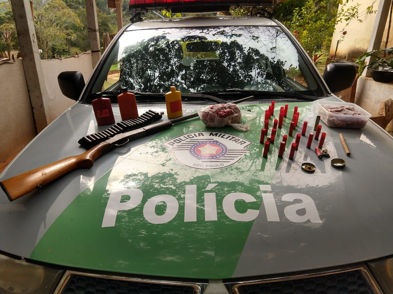 Armas, munições e animais abatidos foram encontrados no local Divulgação/ Polícia Militar Ambiental