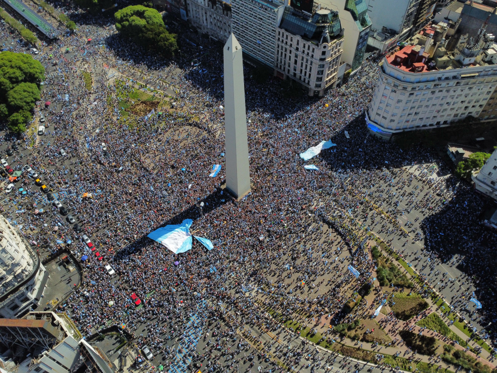 Veja a festa em Buenos Aires após a conquista da Copa do Mundo pela Argentina | Band