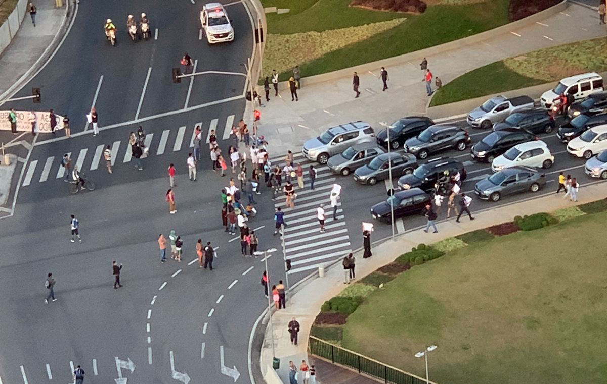 Manifestantes se concentraram no local por volta das 17h com faixas e cartazes TV Band Vale