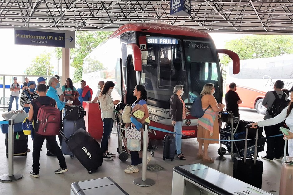 Fila de passageiros para embarque em ônibus na rodoviária de São José Divulgação/ PMSJC