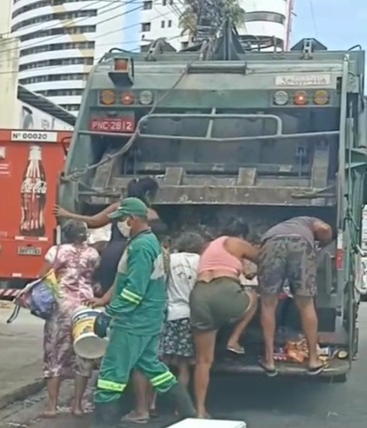 Pessoas reviraram o lixo de um caminhão de coleta buscando restos de comidas na frente de um supermercado de Fortaleza, no bairro Cocó Foto: Reprodução/ Redes sociais