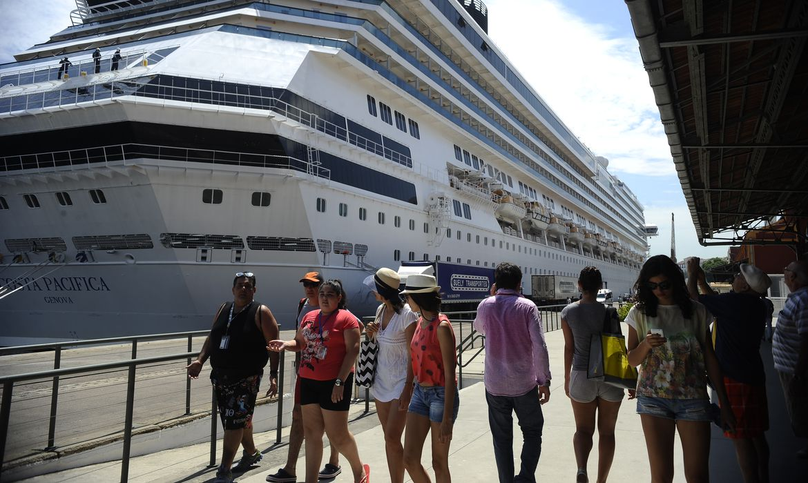 Turistas embarcam do porto de Santos Agência Brasil